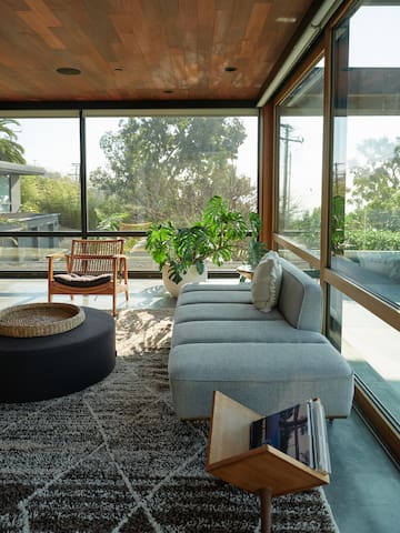 Malibu Mid-Century Modern Luxury Home Ocean Views gallery image 4