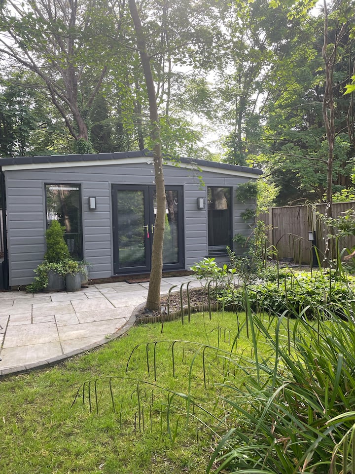 Mullins Cottage, In The Heart Of Birkdale Village - Southport