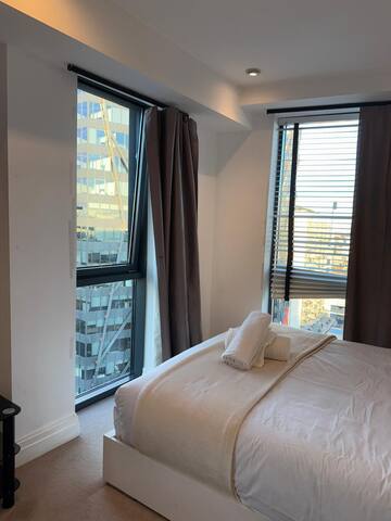 Modern 3-Bedroom Flat with Canal Views-Paddington gallery image 5