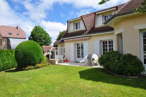Large house in close proximity to the sea