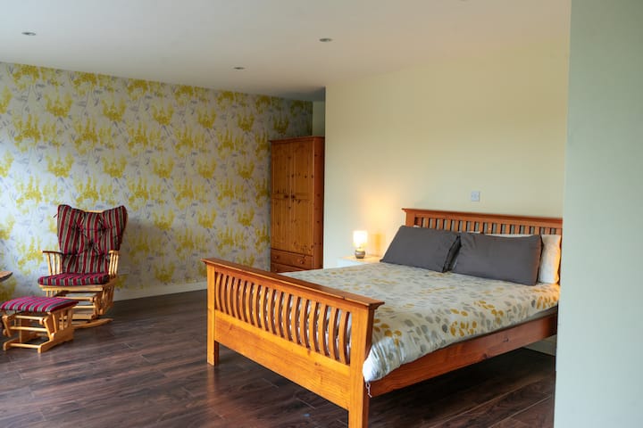 Cama tamaño queen, abuelo reclinable y mesa de roble