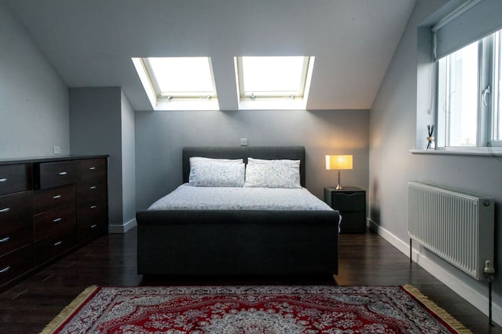 Dormitorio principal y baño privado con grandes armarios de almacenamiento, alfombra persa, ventanales, vistas a Neiphin. 