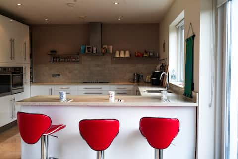 Peaceful Family Getaway by the River Moy