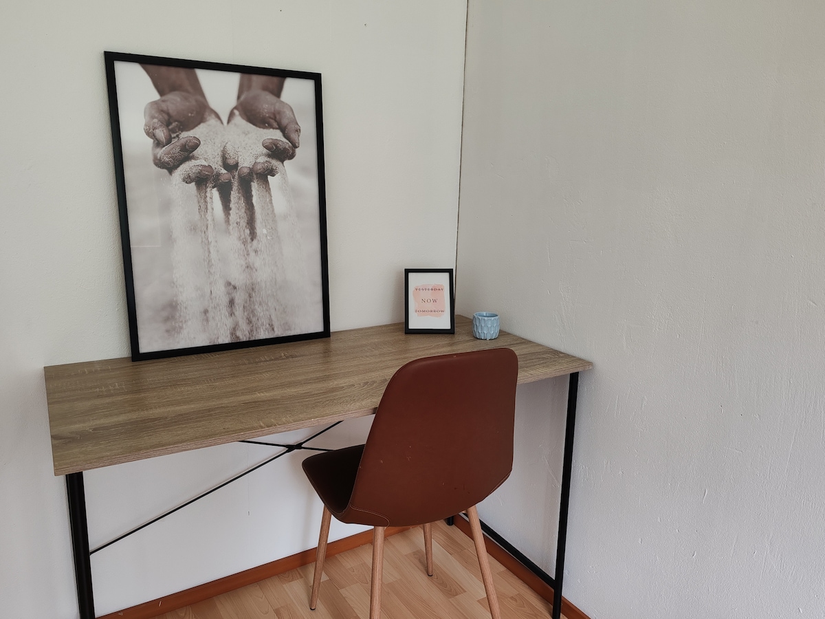 En el dormitorio, un escritorio