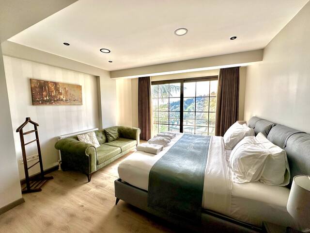 Deluxe Suite – 24/7 Service & Free Daily Cleaning gallery image 5