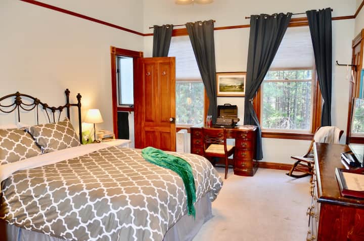 Jade Room - Only first floor bedroom and this one has an en suite private bath