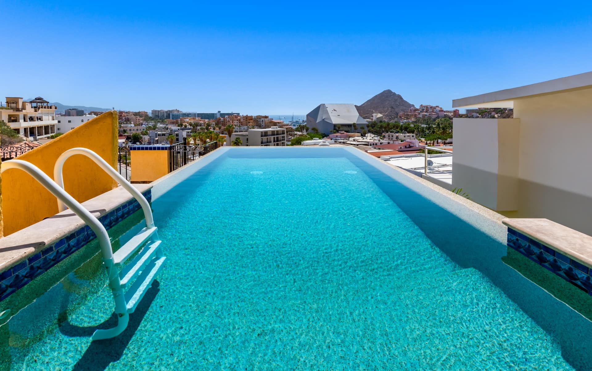 Luxury Home with Infinity Pool, Close to Town — foto 2