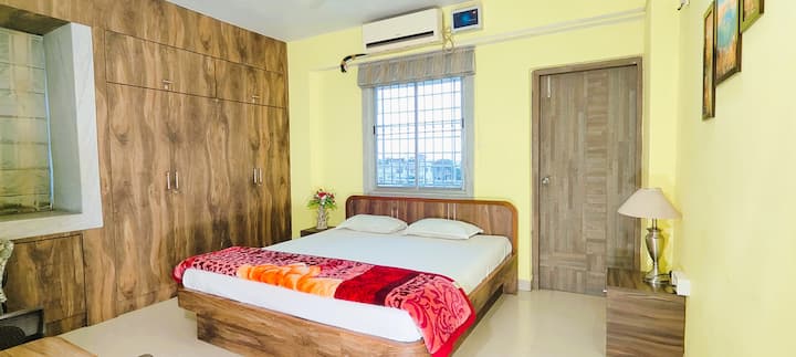 Room 2/3: Deluxe AC King Room con bagno annesso e balcone