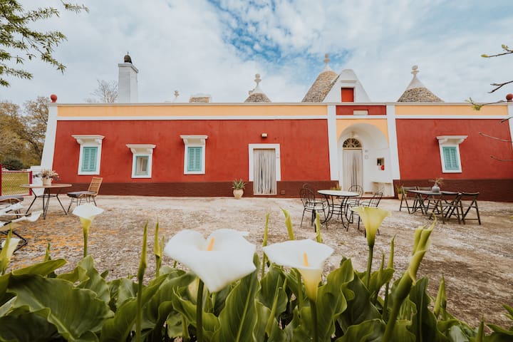 Trullo Biancospino with pool in Itria Valley