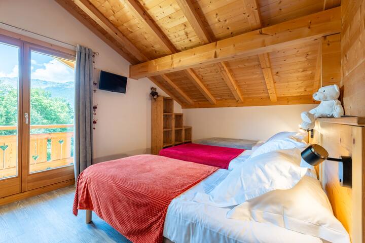 Dhoma e gjumit 2
3 x 90x200 Teke
mundësia për të bërë 1 krevat dopio "queen" 180x200 dhe 1 krevat tek 90x200
banjë me dush me kabinë
ballkon me pamje nga kopshti
Televizor