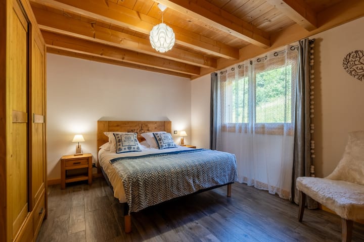 Dhoma 1 në katin përdhe
1 x 160x200 Krevat dopio
banjë me dush me kabinë
Televizor