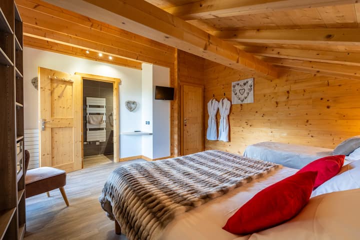 Dhoma e gjumit 3:
1 krevat dopio "queen" 160x200 dhe 1 krevat tek 90x200
Banjë me dush me kabinë
ballkon me pamje nga kopshti
Televizor