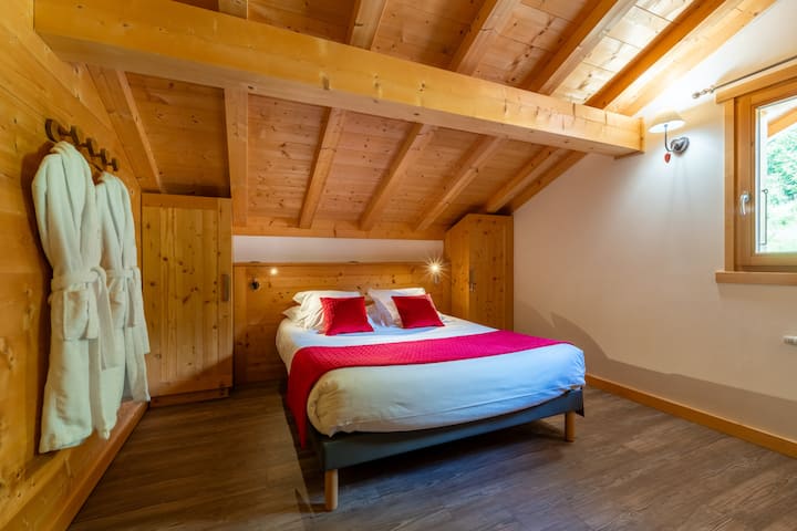 Dhoma e gjumit 5:
1 lit queen size 160x200
Televizor