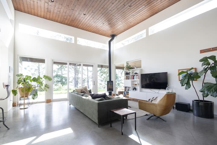 The Tides Luxury Beach House-Ocean Front-Hot tub gallery image 2