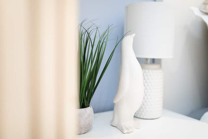 تم تجديد غرفة النوم الثانية في نيولي كجزء من التعاون مع Dulux color of the year 