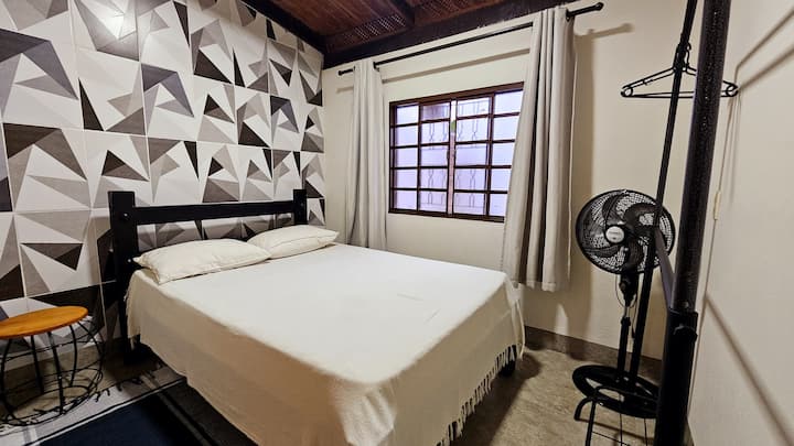 מיטה זוגית ומזגן נייד.