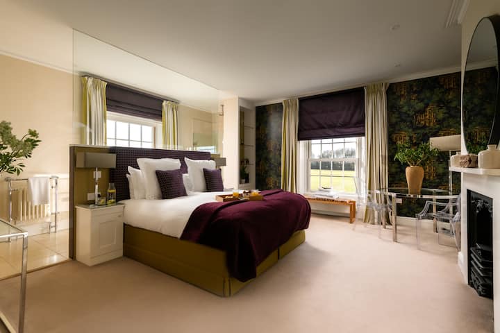 Chumba cha Coke kilicho na bafu chenye mwonekano nyuma ya kitanda hadi kioo cha dari