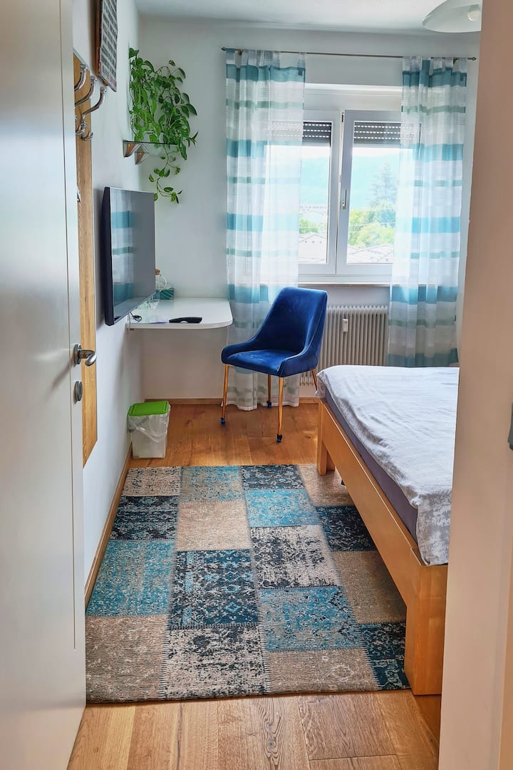 Krevet je širok 160 x 200 cm.
Postoje dva nova madraca, svaki s letvicom, gdje su glava i daska za noge podesivi za dobar san.
Na TV-u se nalazi Netflix za opuštanje.