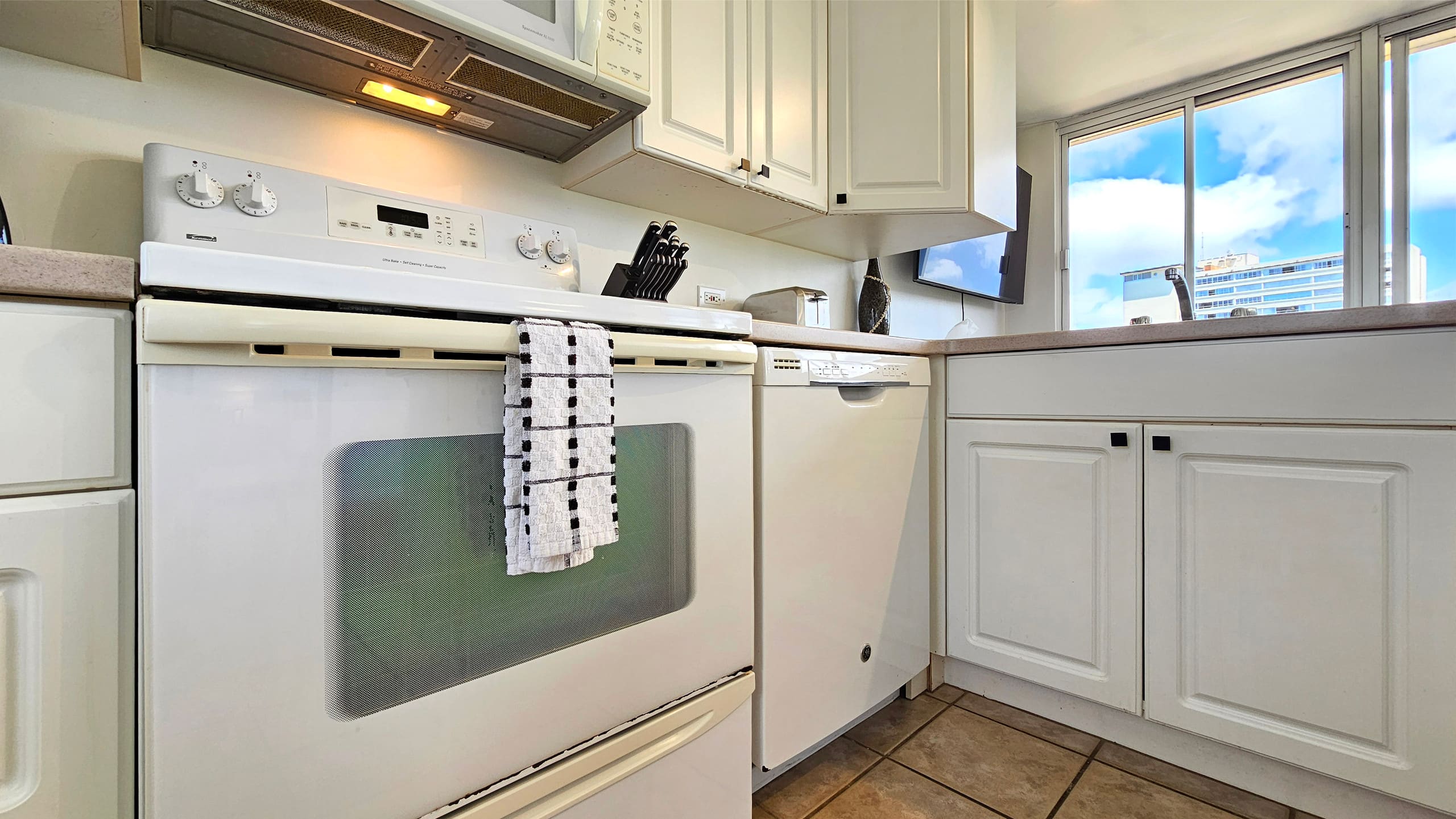 Condo in Honolulu · ★4.67 · 1 bedroom · 2 beds · 1 private bath - Image 10