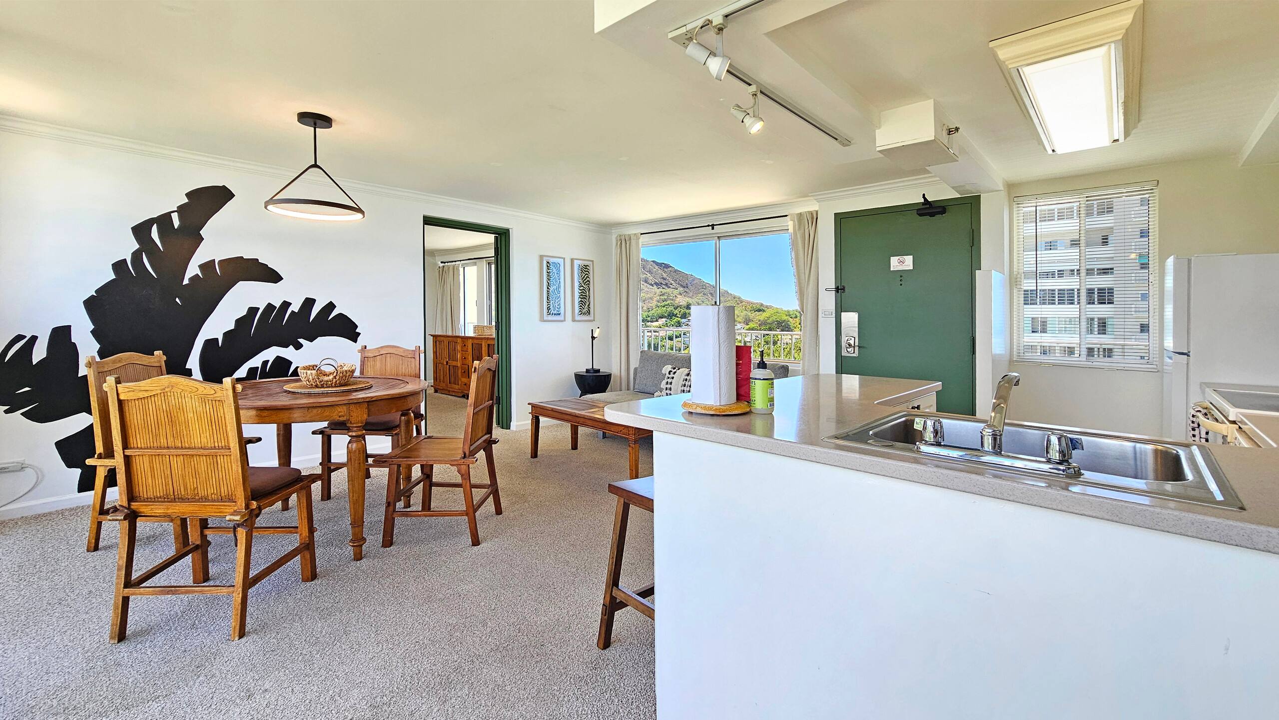 Condo in Honolulu · ★4.67 · 1 bedroom · 2 beds · 1 private bath - Image 4