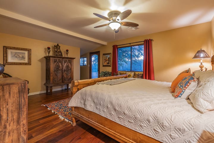 Dhoma kryesore e gjumit me hapësirë dollapi dhe banjë të lidhur 1