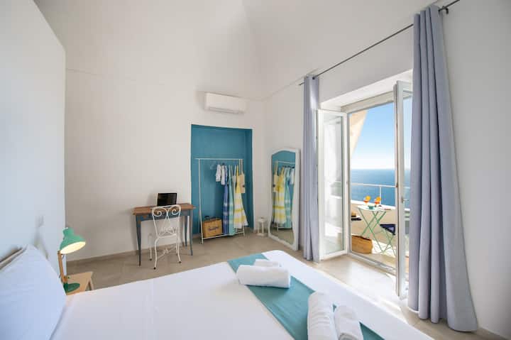 Master bedroom with air conditioning, with sea view terrace!