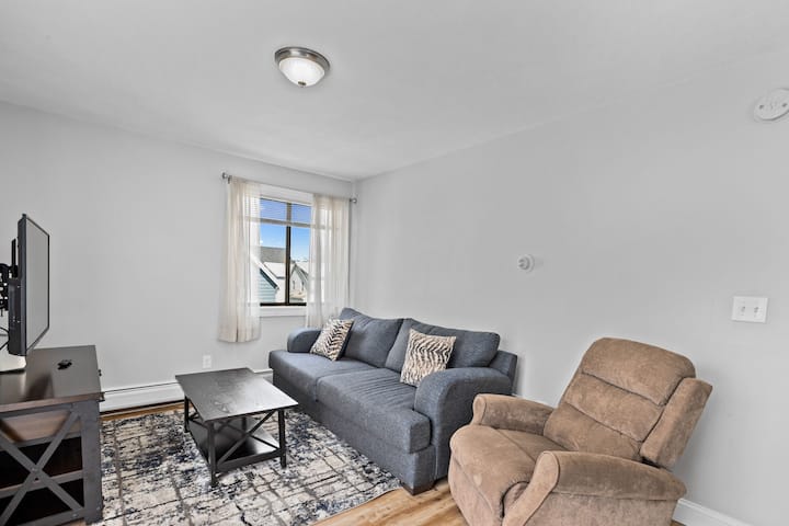 New & Improved Condo Near Boston With Free Parking - Somerville