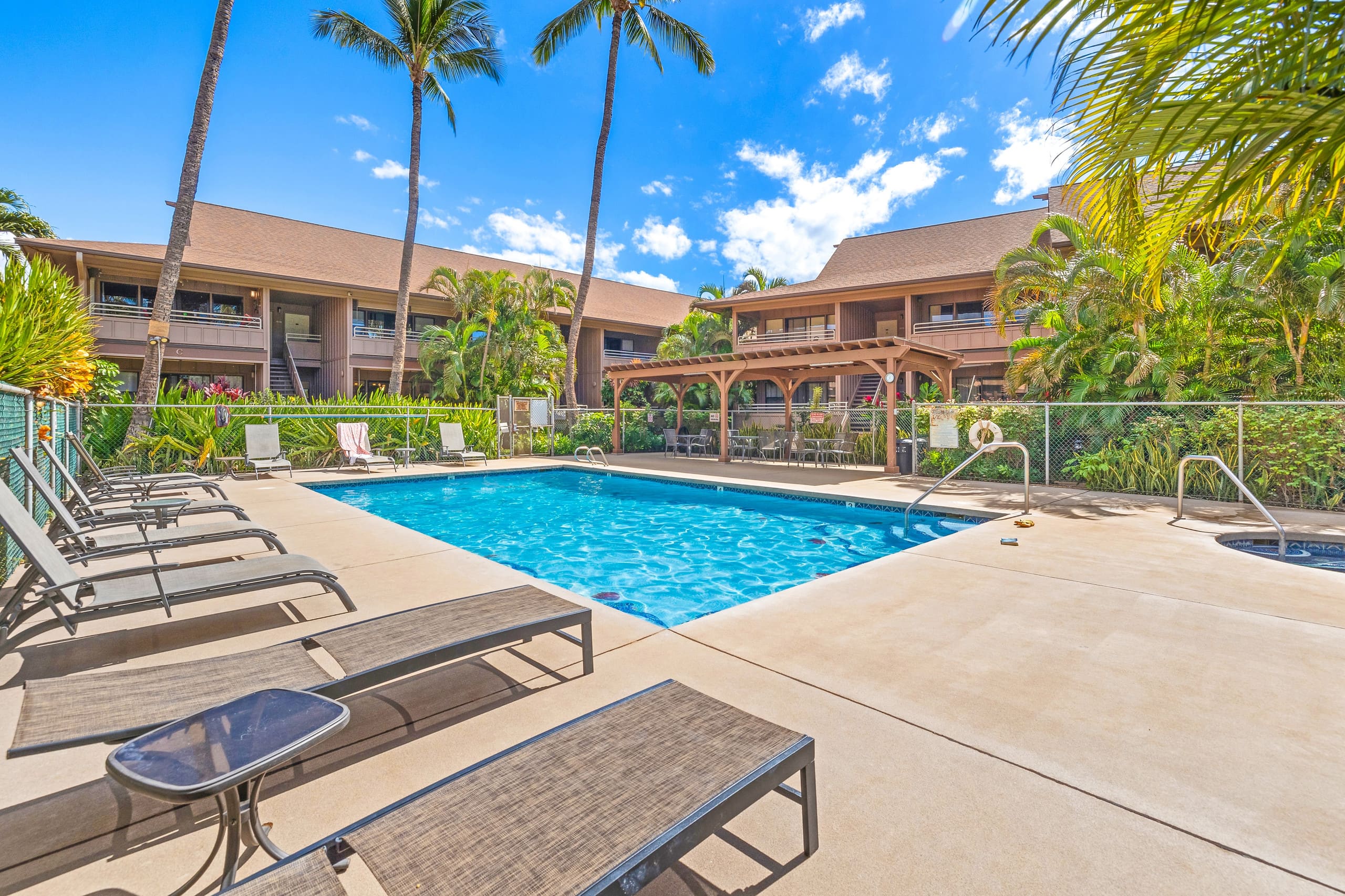 Great condo steps away from beach - Image 42