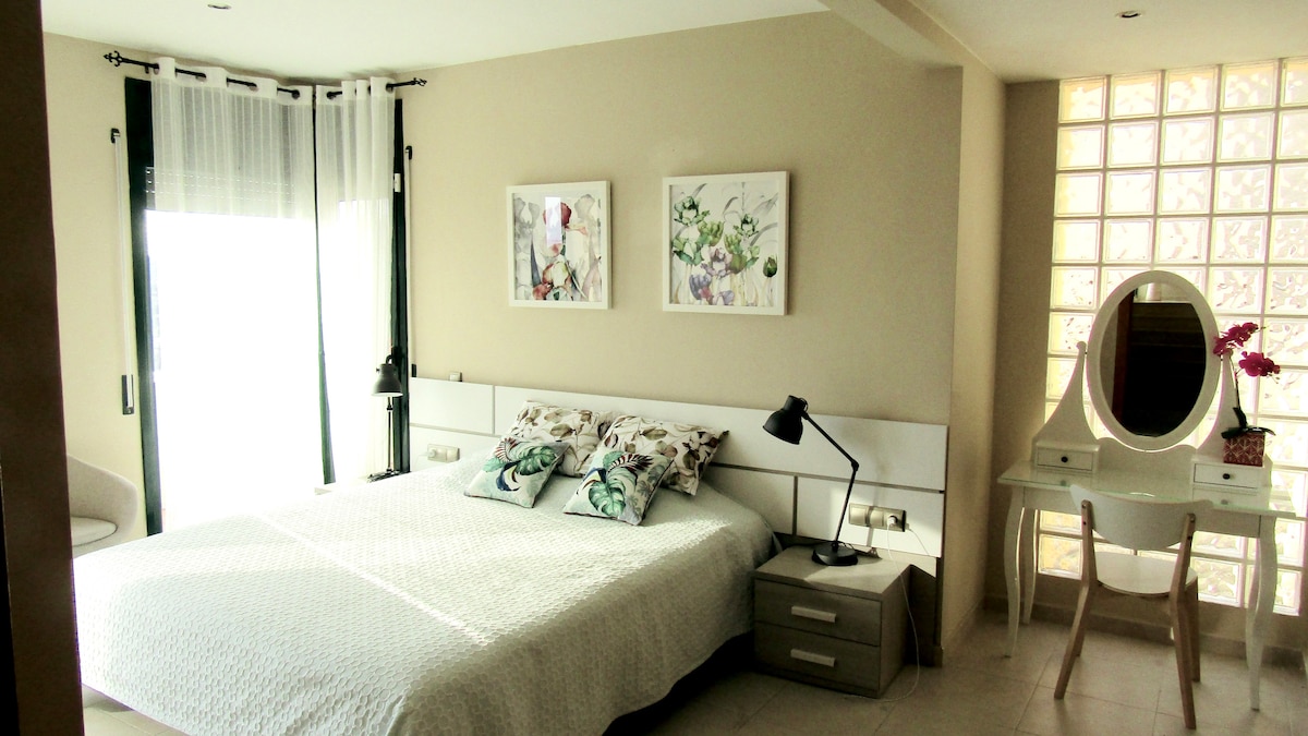 Glavna spavaća soba sa spojenom kupaonicom, ugrađenim ormarom i  privatnim balkonom