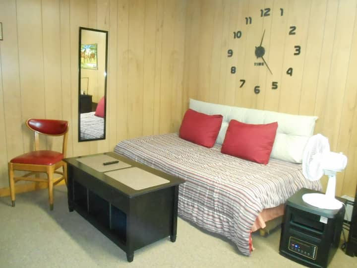 La mesa de centro llega a una mesa de comedor. El futón tiene una cubierta de espuma viscoelástica de 4pulgadas y una cubierta impermeable y una almohadilla en la parte posterior. Se incluye un purificador de aire/humidificador/calentador portátil y un ventilador de mesa.