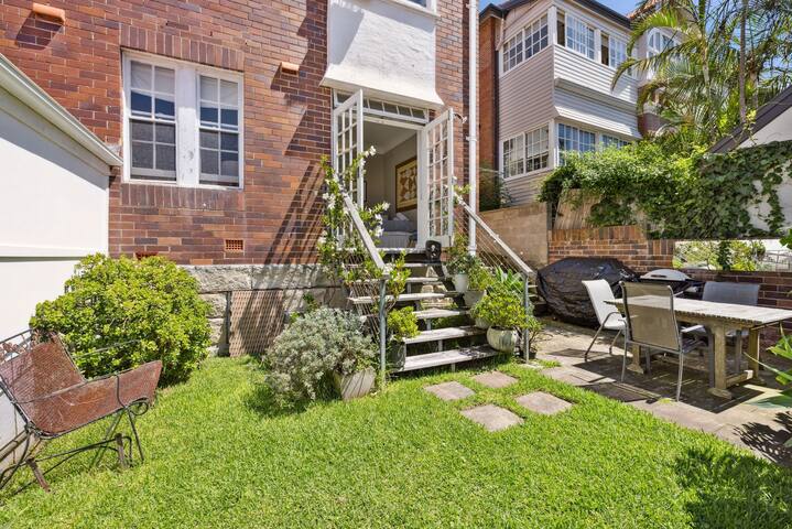 Stylish, Boutique, Large 2-3 bed & Minutes 2 Beach gallery image 4