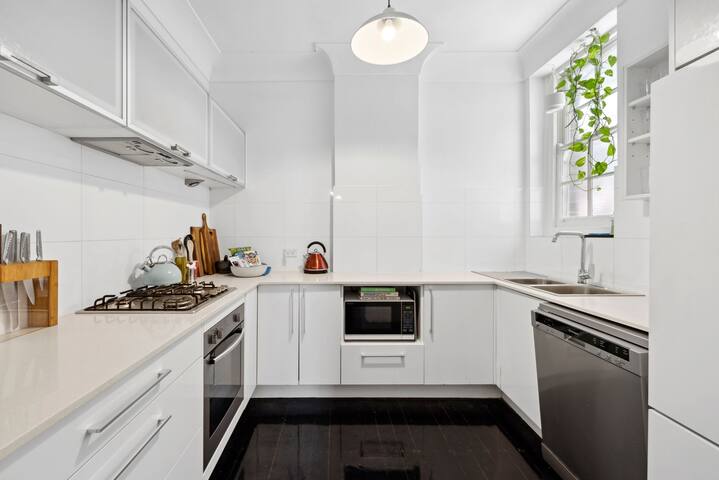 Stylish, Boutique, Large 2-3 bed & Minutes 2 Beach gallery image 5