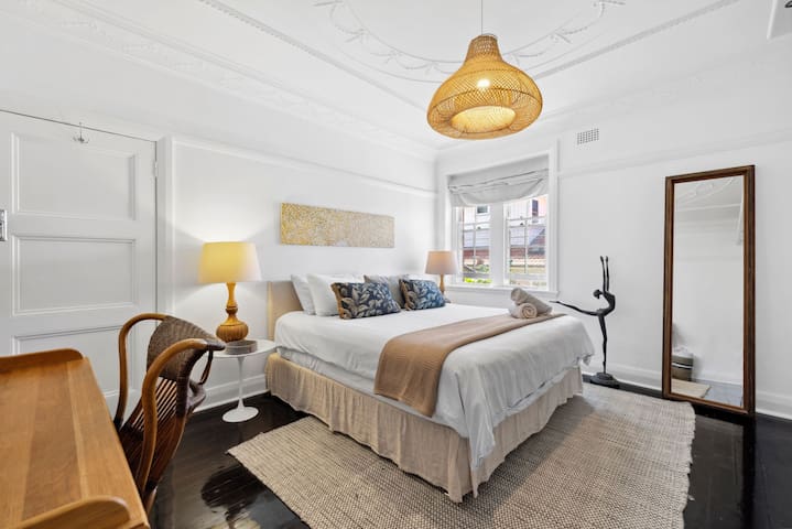 Stylish, Boutique, Large 2-3 bed & Minutes 2 Beach