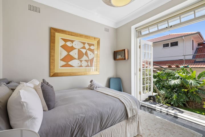 Stylish, Boutique, Large 2-3 bed & Minutes 2 Beach gallery image 2