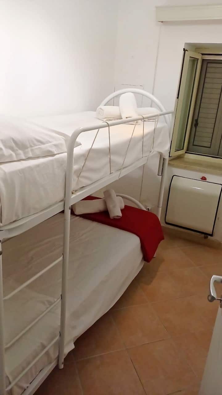 חדר עם מיטת קומותיים