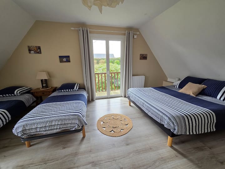 Habitación - suite 1 (piso)
dormitorio para 4 personas (1 cama doble y 2 camas individuales)
Con gabinete de ducha