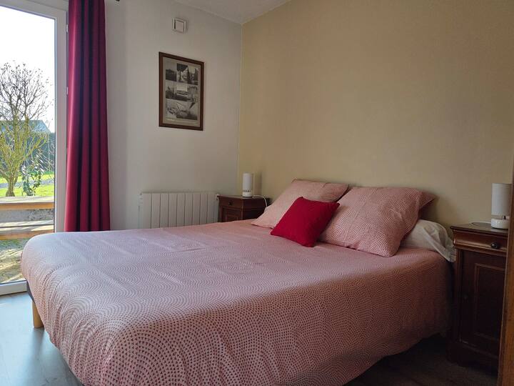 Habitación 5 (planta baja, acceso a la terraza y al gabinete de ducha)