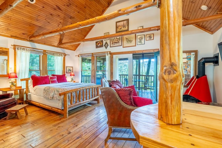Hot Springs Love Shack! Hot Tub, Fire Place, Views - Hot Springs, NC