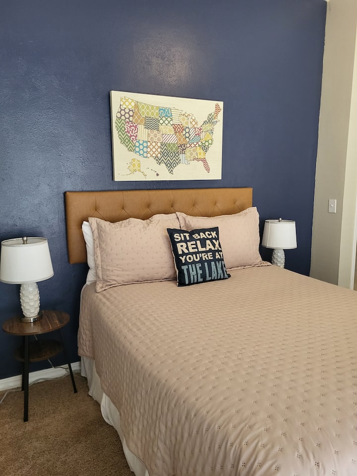 舒适的标准双人床，配备4英寸记忆泡沫。 带USB端口的触摸灯，可供充电设备。  