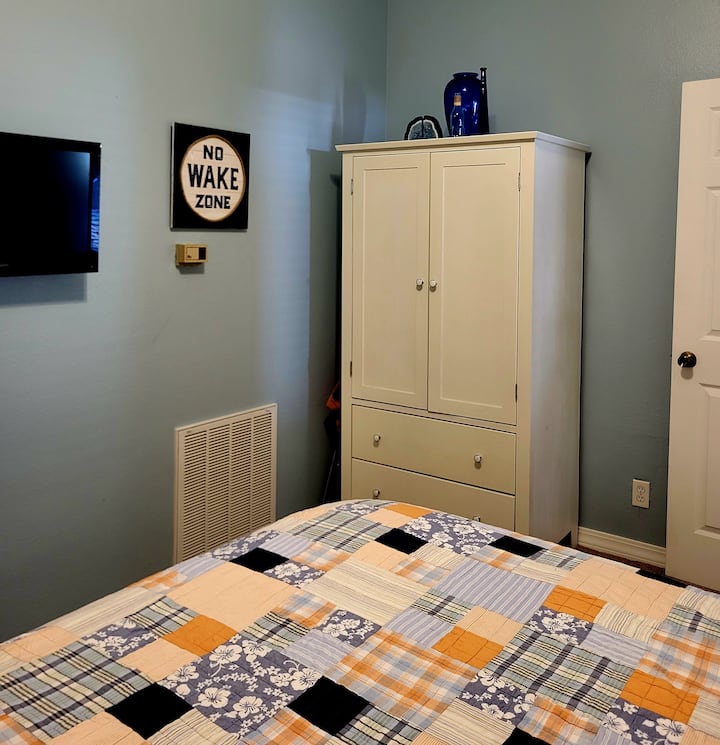 带衣架的衣橱，如有需要，可提供额外的户外座椅