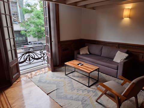Popular Airbnb listing: Spacious and bright loft near everything, ideal for groups in Centro