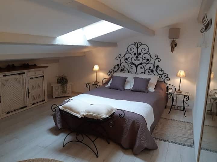 CHAMBRE MANON - Chambre mansardée, fenêtre toit, hauteur plafond 2.00 à 1.20