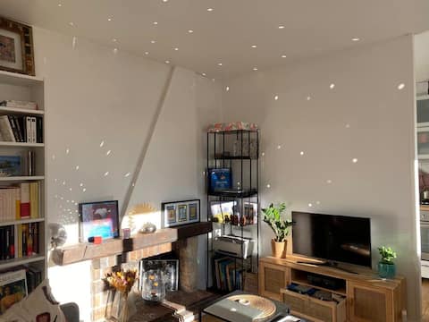Top performing Airbnb: Paris East: small quiet and bright cocoon + loggia in Montreuil