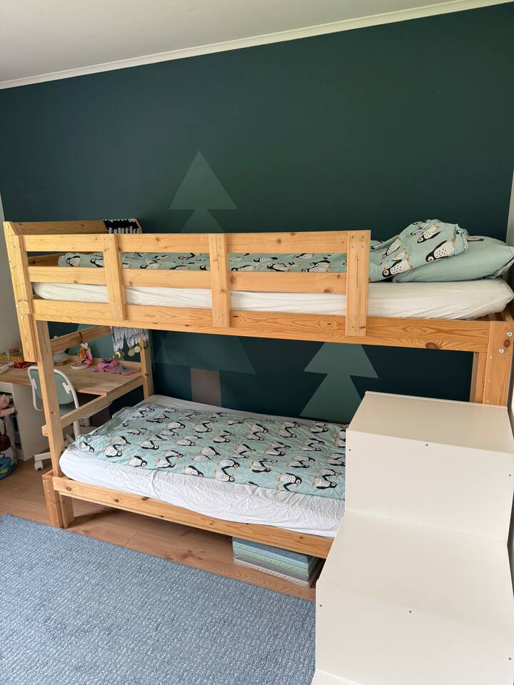 מיטת קומותיים עם מזרנים בגודל 90x200. 