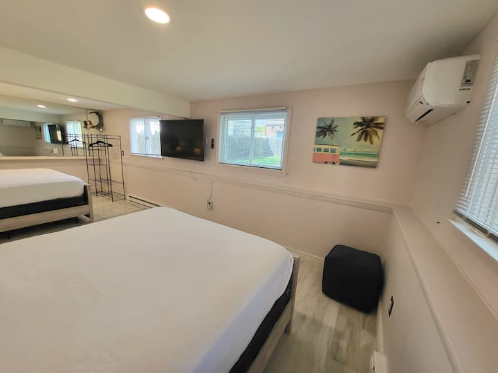 ห้องนอน 3 ที่ชั้นล่าง (ไปทางขวาของขั้นบันได): เตียงควีนไซส์ 2 หลังโต๊ะข้างเตียง 3 ตัวพร้อมโคมไฟชั้นวางกระเป๋า 2 ชั้นทีวี HD ขนาด 55 "ตู้เสื้อผ้าแบบแขวนเครื่องปรับอากาศ/เครื่องทำความร้อนแบบแยกส่วนขนาดเล็กห้องน้ำเต็มรูปแบบในห้องโถง