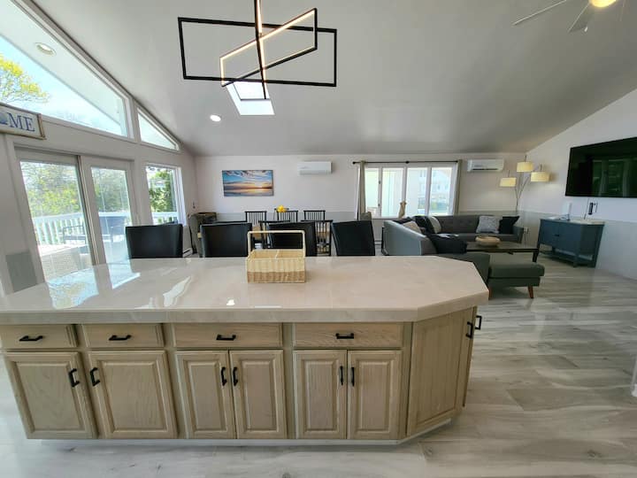 ให้เช่าที่พักสำหรับครอบครัวทั้งในและนอกบ้านบนระเบียงที่มีเฟอร์นิเจอร์ครบครัน ระหว่างที่นั่งในร่มและกลางแจ้งคุณสามารถรองรับผู้เข้าพัก 12 คนในพื้นที่ใดพื้นที่หนึ่งได้อย่างสะดวกสบาย