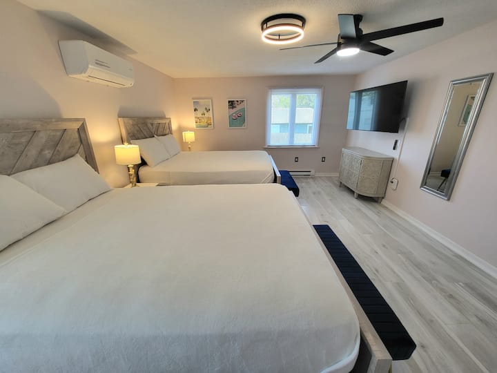 ห้องนอน 1 ที่ชั้นบนสุดทางซ้าย: ตู้เสื้อผ้าขนาดใหญ่สำนักงานทีวี HD 55 นิ้วพัดลมเพดานเตียงควีนไซส์ 2 เตียงโต๊ะข้างเตียง 2 ตัวพร้อมโคมไฟม้านั่ง 2 ตัวชั้นวางกระเป๋า 2 ชั้นกระจกติดผนังเครื่องปรับอากาศ/เครื่องทำความร้อนแบบแยกส่วนขนาดเล็กตู้เสื้อผ้าซ่อมบำรุงห้องน้ำเต็มรูปแบบฝั่งตรงข้ามห้องโถง