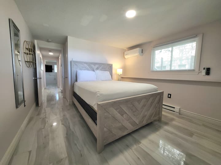 ห้องนอน 3 ที่ชั้นล่าง (ทางซ้ายของขั้นบันได): เตียงควีนไซส์โต๊ะข้างเตียงพร้อมโคมไฟกระจกติดผนังชั้นวางกระเป๋าทีวี HD ขนาด 55 นิ้วและรีโมทแยกขนาดเล็กชั้นล่างเครื่องปรับอากาศ/เครื่องทำความร้อนแบบแยกส่วนขนาดเล็กห้องน้ำเต็มรูปแบบในห้องโถง