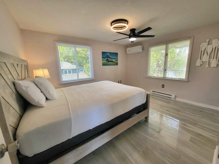 ห้องนอน 2 ที่ชั้นบนสุด: ตู้เสื้อผ้าขนาดใหญ่พัดลมเพดานเตียงควีนไซส์โต๊ะข้างเตียงพร้อมโคมไฟม้านั่งบนเตียงชั้นวางกระเป๋ากระจกติดผนังเครื่องปรับอากาศ/เครื่องทำความร้อนแบบแยกส่วนขนาดเล็กไม่มีทีวีห้องน้ำเต็มรูปแบบในห้องโถง