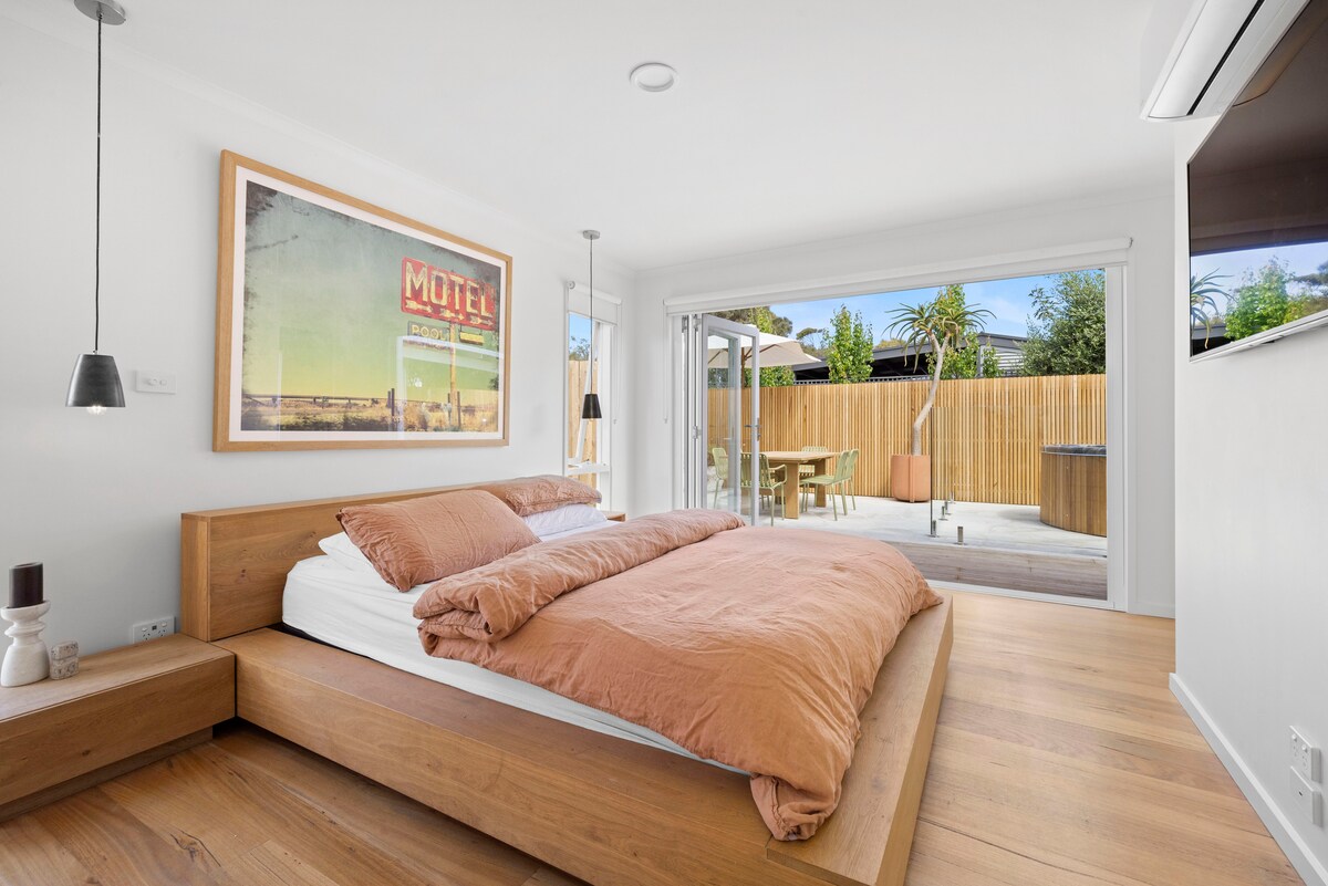 > Kitanda aina ya Masterbedroom Queen
> Televisheni
> Aircon
> Chumba chenye bafu la kutembea 
> Bifolds zimefunguliwa kwenye ua wa spa 
